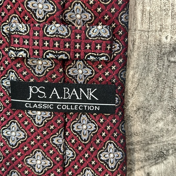 Jos A Bank men’s 100% neck tie red with a lovely cross like design 57”L x 3”W - Picture 3 of 11
